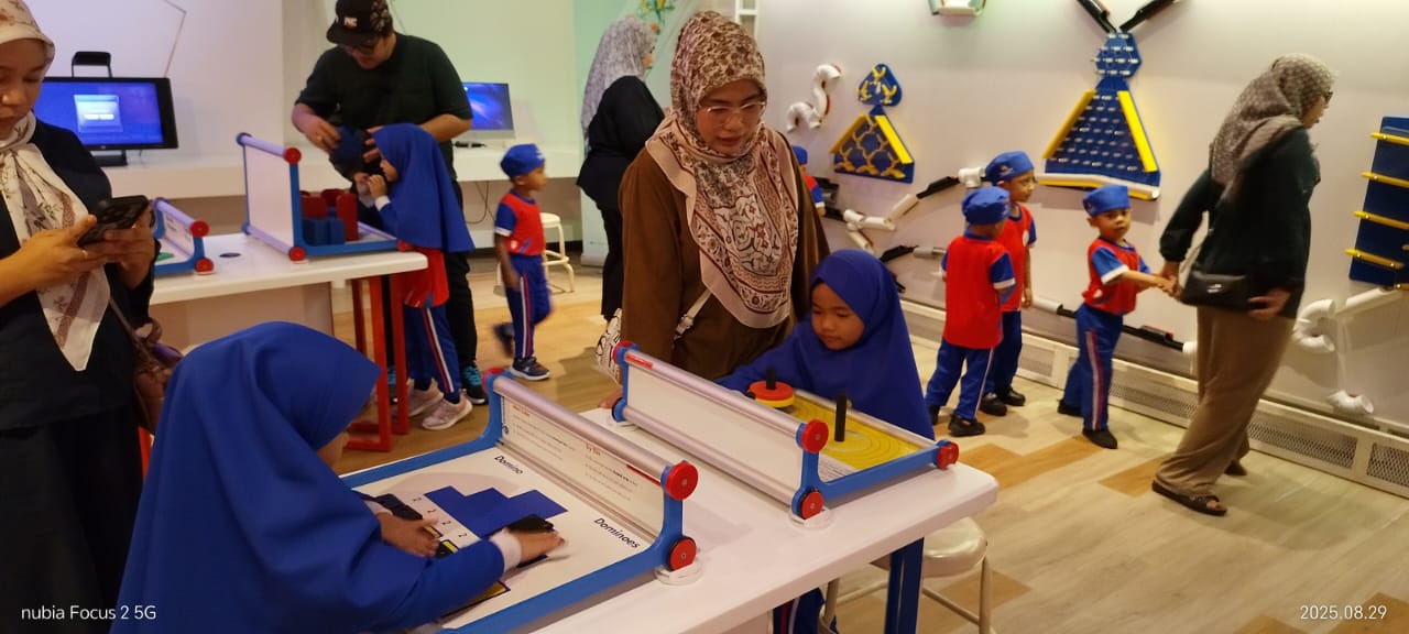 "Lawatan sambil belajar ke Pusat Sains Petronas, Jalan Yahya Awal, Johor Bahru